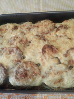 Una foto de Moussaka de berenjenas con papas y ternera