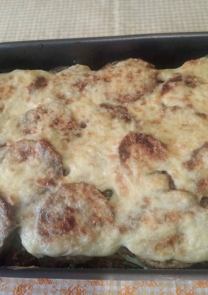 Una foto de Moussaka de berenjenas con papas y ternera