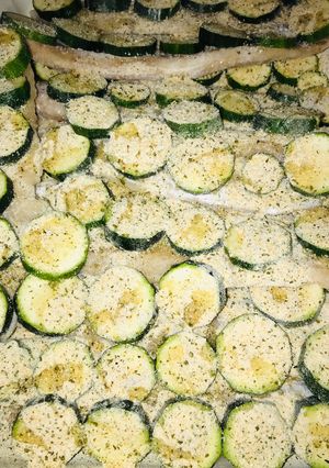 O poză a rețetei Merluciu congelat cu dovlecel gratinat la cuptor.