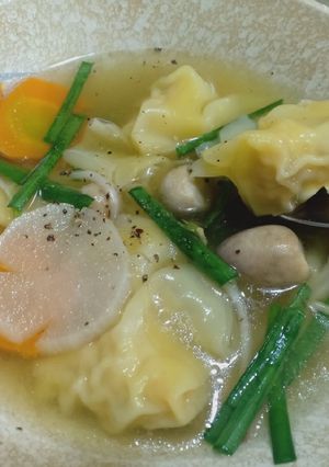 Hình của món Hoành thánh nhân tôm thịt.