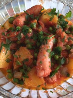 Una foto de Salchichas con papas y guisantes