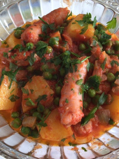 Una foto de Salchichas con papas y guisantes