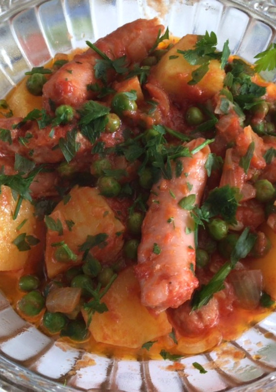 Una foto de Salchichas con papas y guisantes