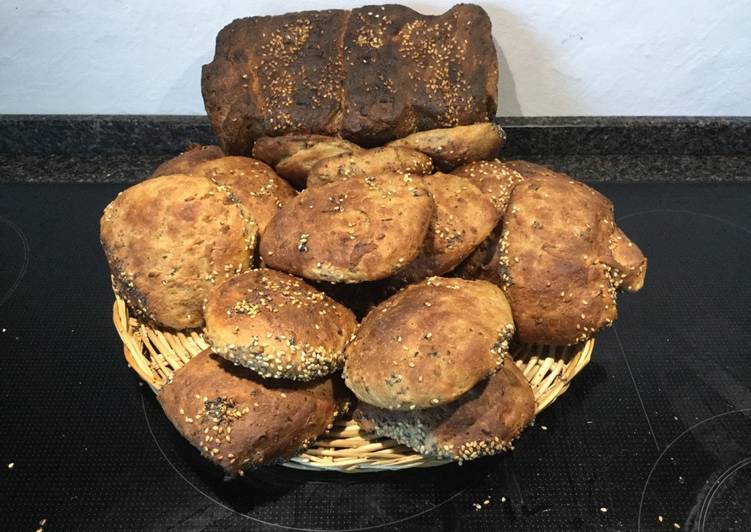 Boller og brød med rucola, kogte kartofler og olivenolie