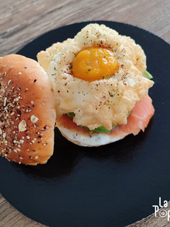 Une photo de Hamburger fromage fines herbes, avocat, saumon et œuf nuage