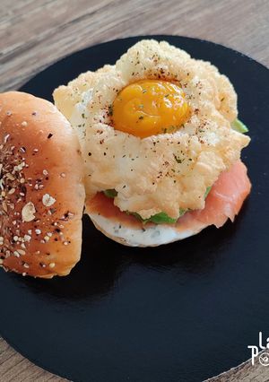 Une photo de Hamburger fromage fines herbes, avocat, saumon et œuf nuage