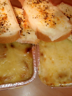 Una foto de Sopa de cebolla en MC con tostas de queso