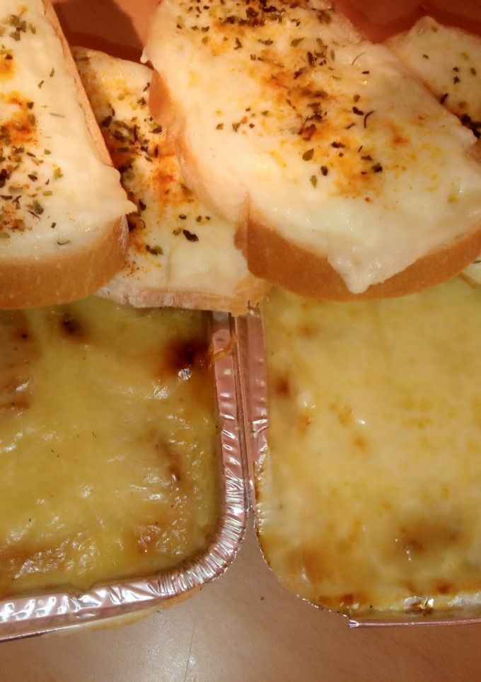 Una foto de Sopa de cebolla en MC con tostas de queso