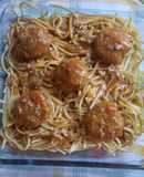 Spaghetti con albóndigas y salsa licuada