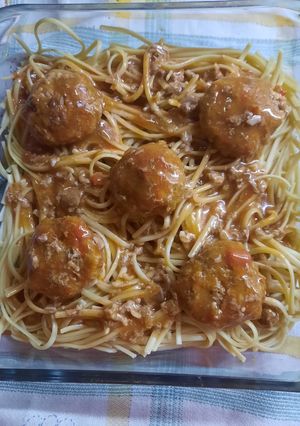 Una foto de Spaghetti con albóndigas y salsa licuada