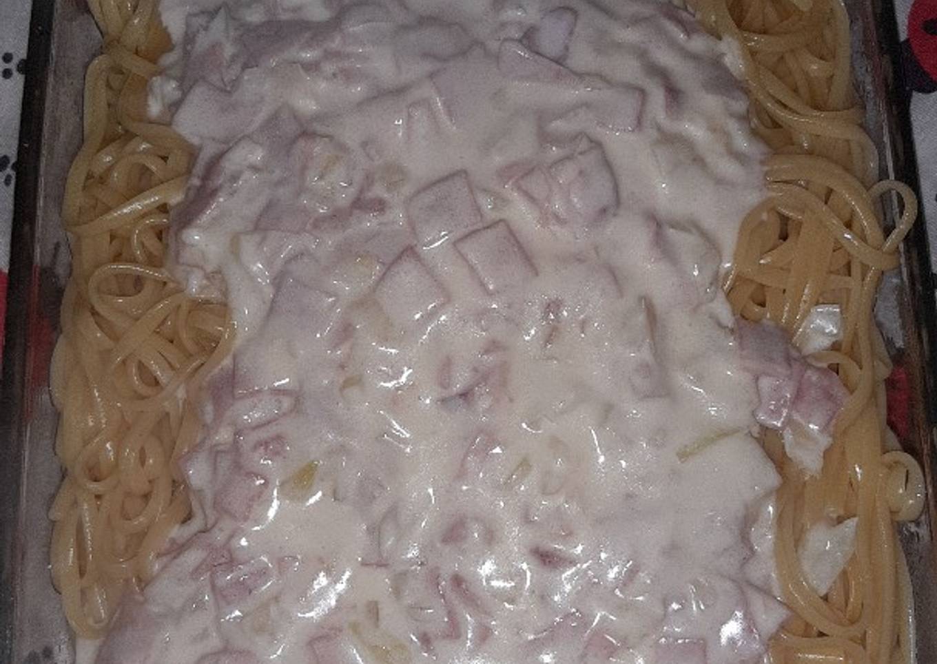 Espaguetis con salsa de cebolla, jamón y crema