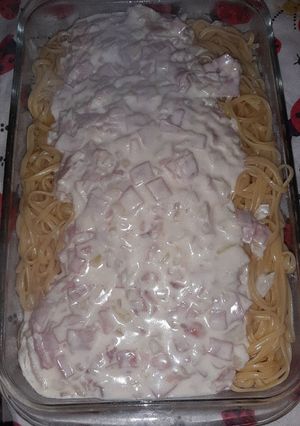 Una foto de Espaguetis con salsa de cebolla, jamón y crema