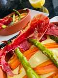 Hummus con verduritas y jamón al horno🥕🥓🥓