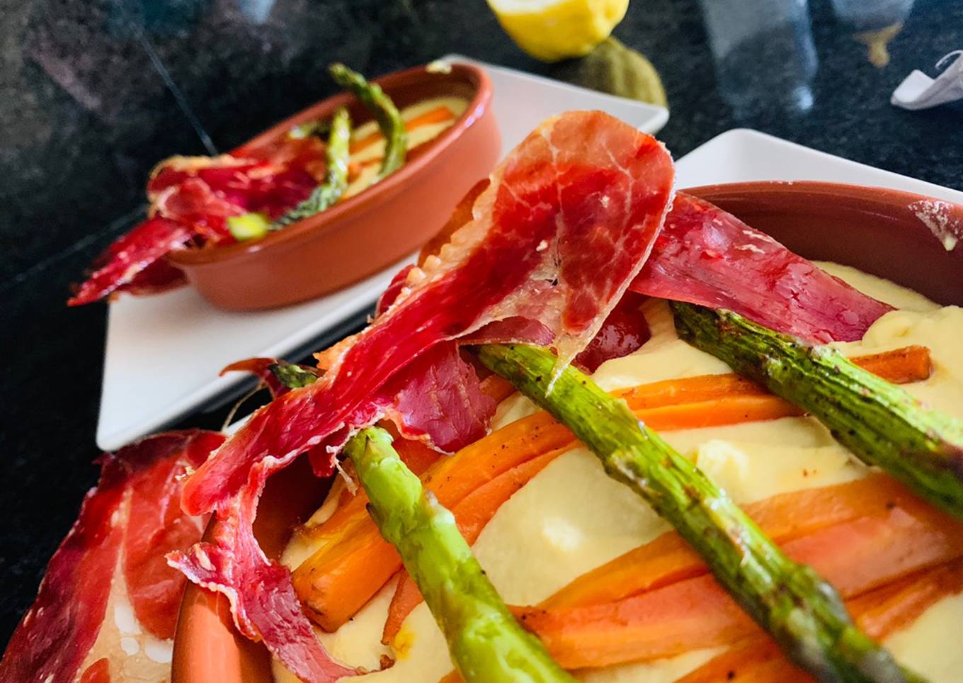 Hummus con verduritas y jamón al horno🥕🥓🥓