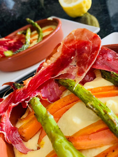 Una foto de Hummus con verduritas y jamón al horno🥕🥓🥓
