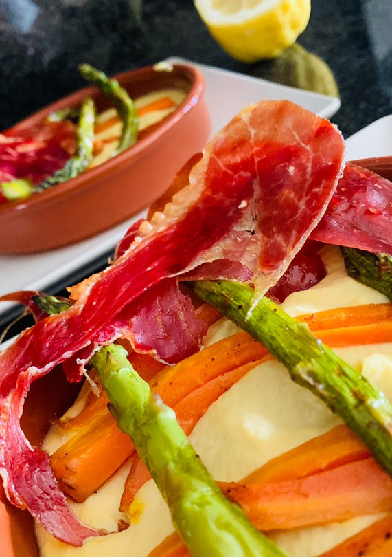 Una foto de Hummus con verduritas y jamón al horno🥕🥓🥓