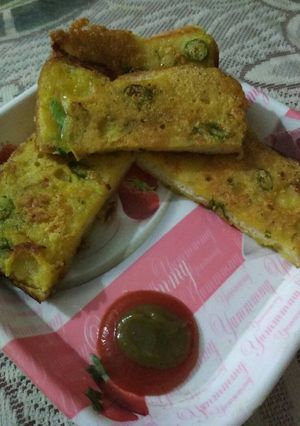 A picture of Suji besan mix sandwich.