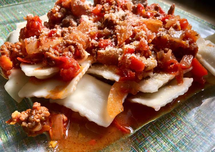 Ravioles con salsa bolognesa