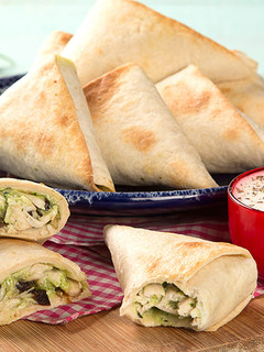 Una foto de Empanadas de pollo y pesto :) 😋