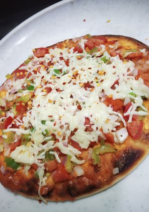 પિત્ઝા (Pizza recipe in gujarati) રેસીપી મુખ્ય ફોટો