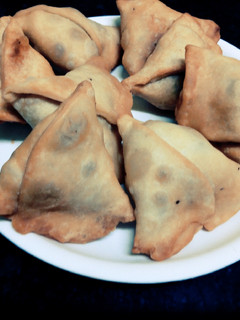 मटर के समोसे (Matar ke samose recipe in Hindi) रेसिपी मुख्य फोटो