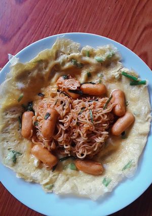 รูปของ บะหมี่ผัดซอสไส้กรอก ไข่ข้น 🥚