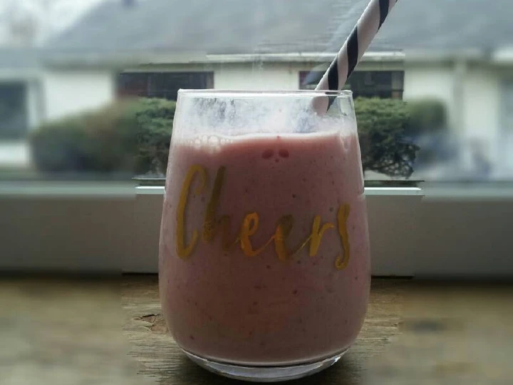Easy Way Prepare Strawberry and banana smoothie the So Delicious Appealing