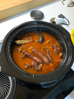 Una foto de Judías pintas con oreja y costillas