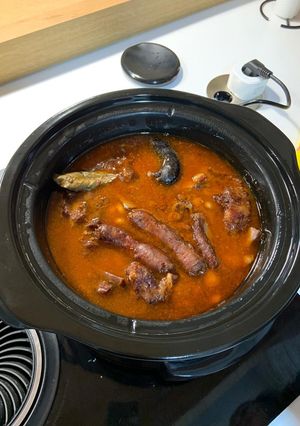 Una foto de Judías pintas con oreja y costillas