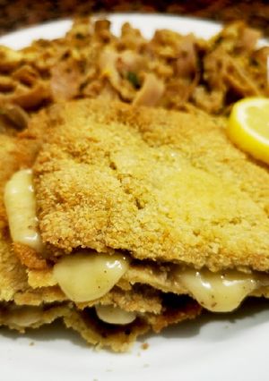 Una foto de Milanesa rellena de queso y salvia