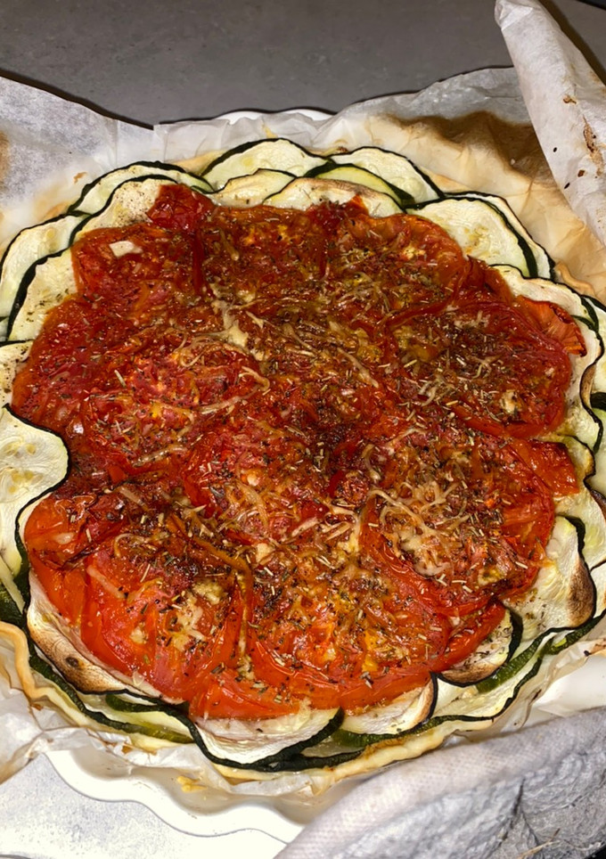 Una foto de Tarta de tomate y calabacín