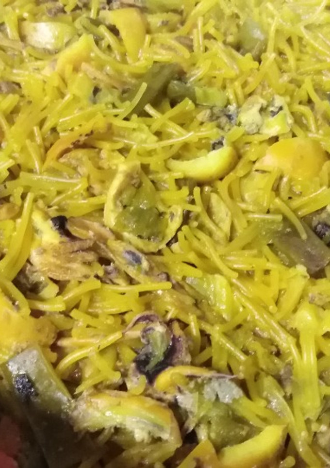 Una foto de Fideuá de sepionet y verduras