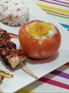 Una foto de Tomates rellenos de arroz y brochetas de pollo teriyaki