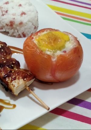 Una foto de Tomates rellenos de arroz y brochetas de pollo teriyaki