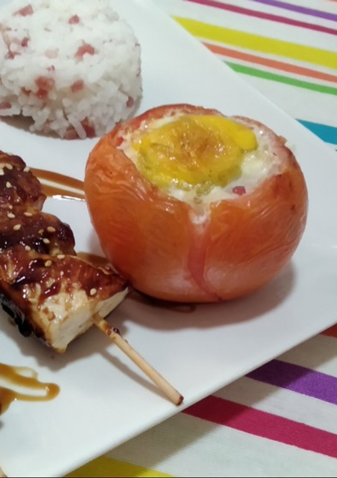 Una foto de Tomates rellenos de arroz y brochetas de pollo teriyaki