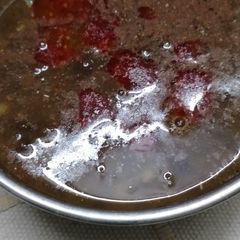 A picture of Black masoor dal.