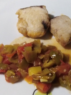 Una foto de Bonito con salsa de tomate