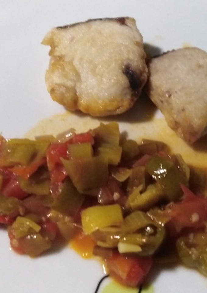 Una foto de Bonito con salsa de tomate