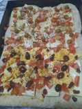 Pizza 2 sabores: huevo duro, olivas negras y 4 quesos con olivas verdes