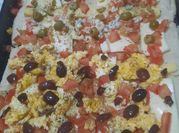 Una foto de pizza con aceitunas