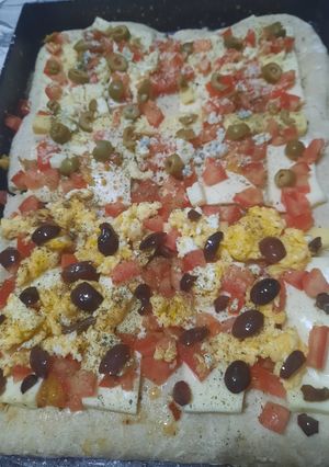 Una foto de Pizza 2 sabores: huevo duro, olivas negras y 4 quesos con olivas verdes