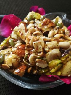 ડ્રાયફ્રૂટ ચીકી (Dryfruit Chikki Recipe in Gujarati) રેસીપી મુખ્ય ફોટો