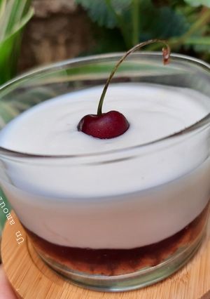 Une photo de Verrine yaourt cerises healthy 🍒