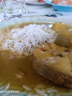 Una foto de Cazón en salsa de azafrán y alcachofas