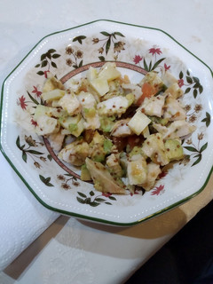 Una foto de Ensalada templada de aguacate, pollo y vinagreta de miel