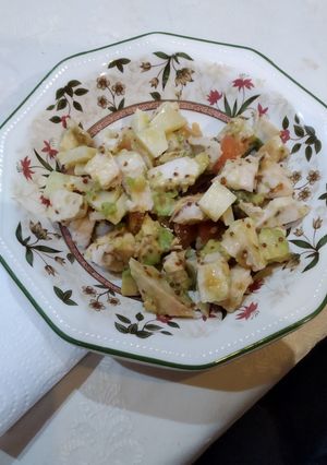 Una foto de Ensalada templada de aguacate, pollo y vinagreta de miel