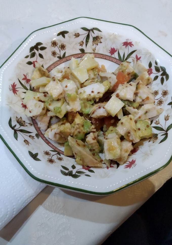 Una foto de Ensalada templada de aguacate, pollo y vinagreta de miel