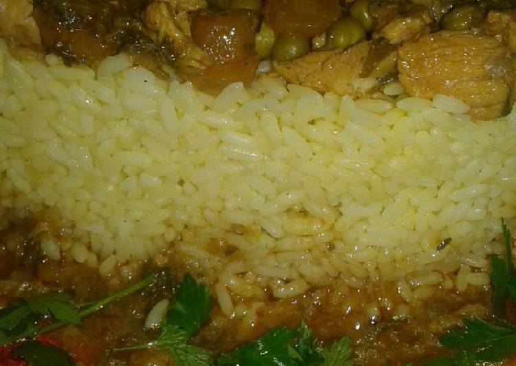 طبق ارز شهي بمرق الجلبانة والجزر