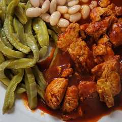 Una foto de Huevo en chile de guajillo (fácil y delicioso)
