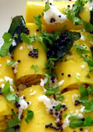 A picture of Khandvi.